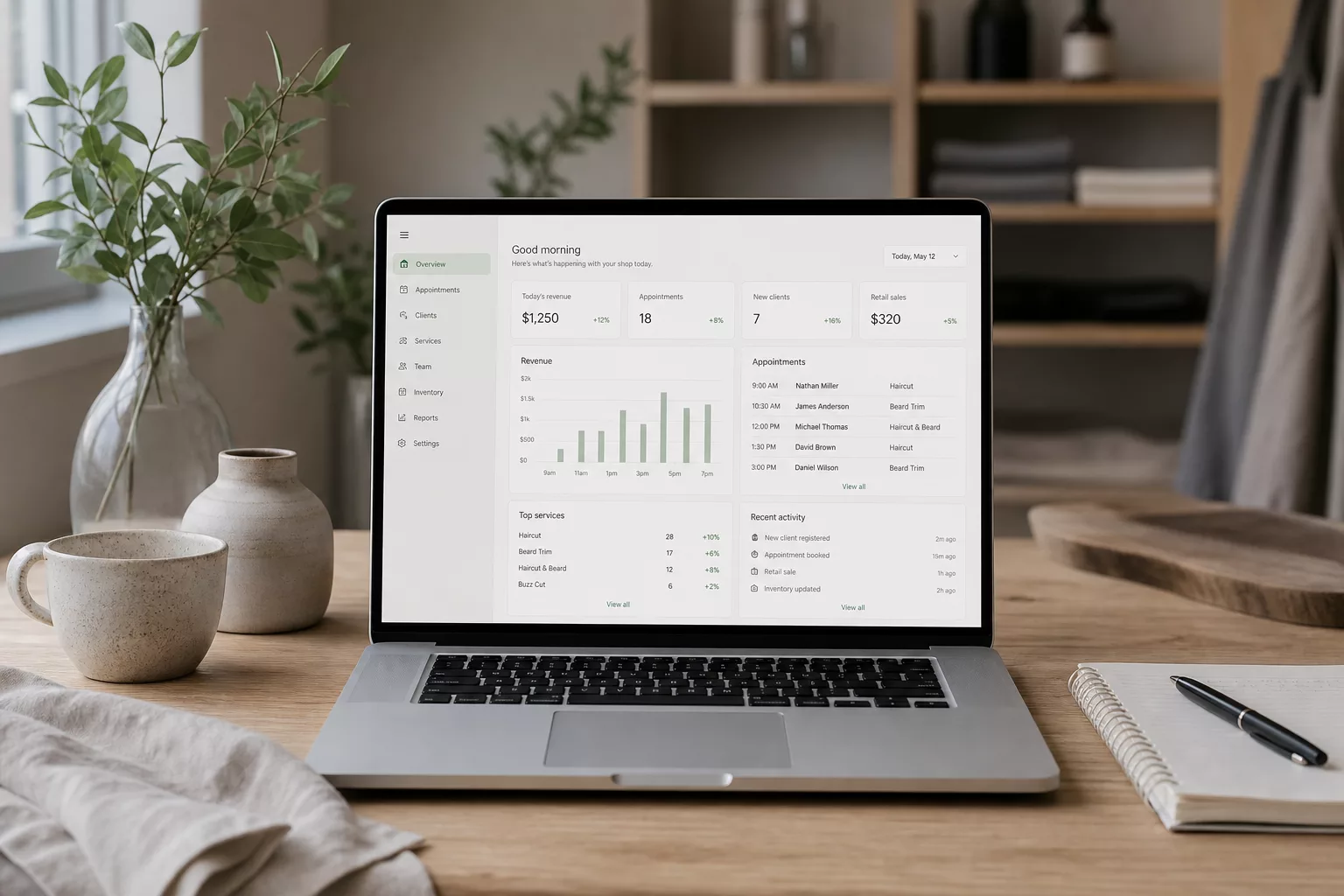Notebook aberto em um painel de relatórios sobre a mesa